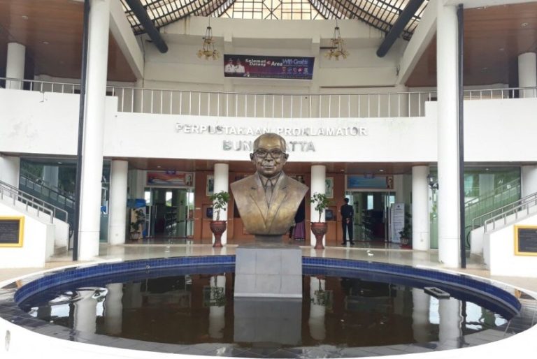 perpustakaan proklamator bung hatta tampak depan