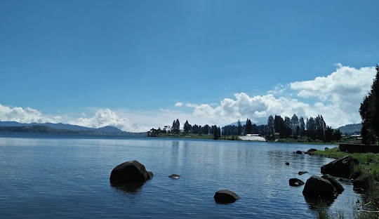Pemandangan Danau Di Atas dari tepi jalan di Alahan Panjang