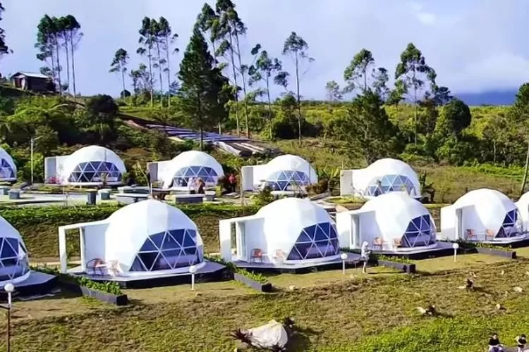 Spot glamping di Alahan Panjang dengan tenda dan api unggun malam hari