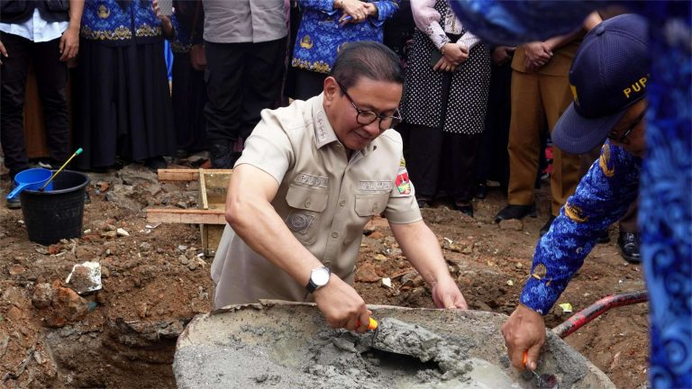 peletakan batu pertama