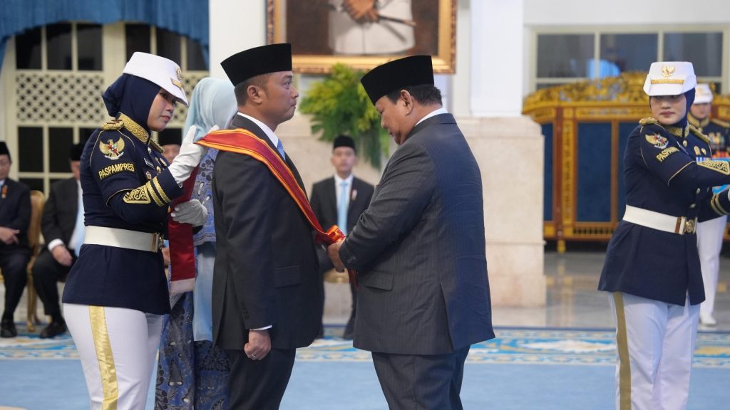 Anugerahkan Tanda Kehormatan Kepada 141 Tokoh