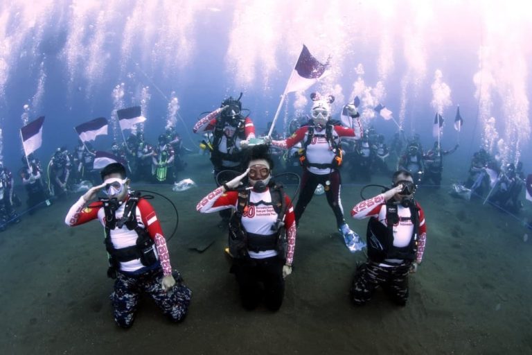 upcara di dalam laut hut ri