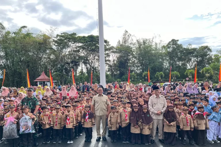 Wako Ramlan gratiskan seragam sekolah pelajar SD se-Bukittinggi