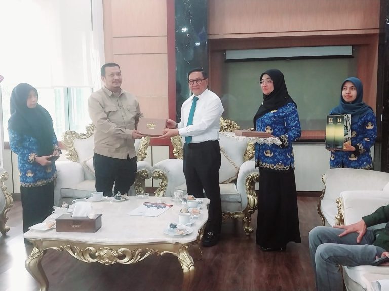 Ramlan Serahkan Peta dan Toponimi Bukittingi