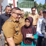 Distribusikan 2.351 Buku Tabungan dan Kartu Kesejahteraan Sosial