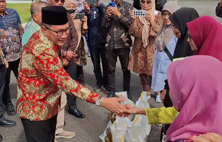 Pemko Bukittinggi dan BULOG Salurkan Bantuan Pangan Pemerintah Periode Oktober -November 2025