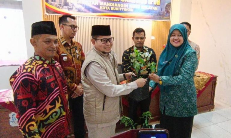 Pemko Bukittinggi Bagikan 300 Bibit Cabai
