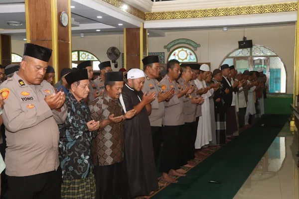 Polresta Bukittinggi dan Jamaah Masjid Baitul Amin Gelar Sholat Ghaib