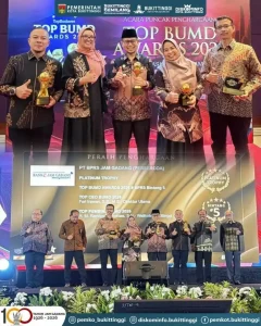 bprs jam gadang raih trophy top bumd awards 2026