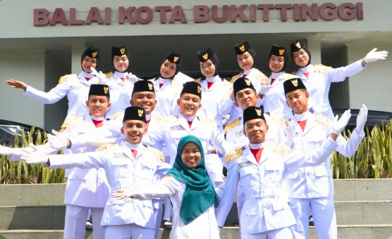 man 1 Kota Bukittinggi Juara lomba baris berbaris 