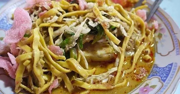 Pical Sikai Bukittinggi dengan lontong, sayuran, bumbu kacang, dan kerupuk khas Minangkabau