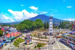 Jam Gadang Bukittinggi sebagai destinasi wisata keluarga dalam itinerary sehari di Sumatera Barat.