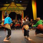 Pertunjukan kesenian randai Minangkabau dengan pemain membentuk lingkaran dan menampilkan gerakan galombang