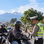 Petugas kepolisian memeriksa pengendara dalam Operasi Patuh Singgalang 2026 di Bukittinggi.